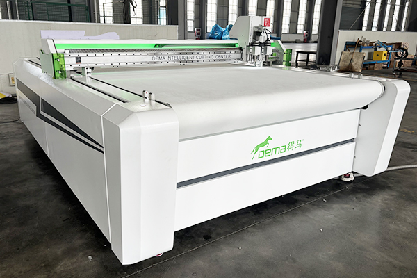 得马F11-1625高速裁切机侧面