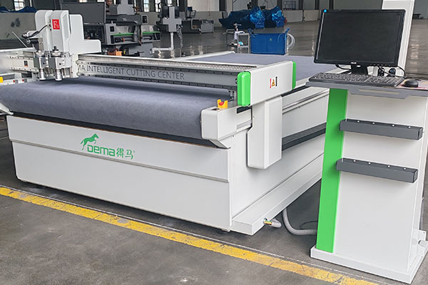 得马F11-1625高速裁切机真机展示